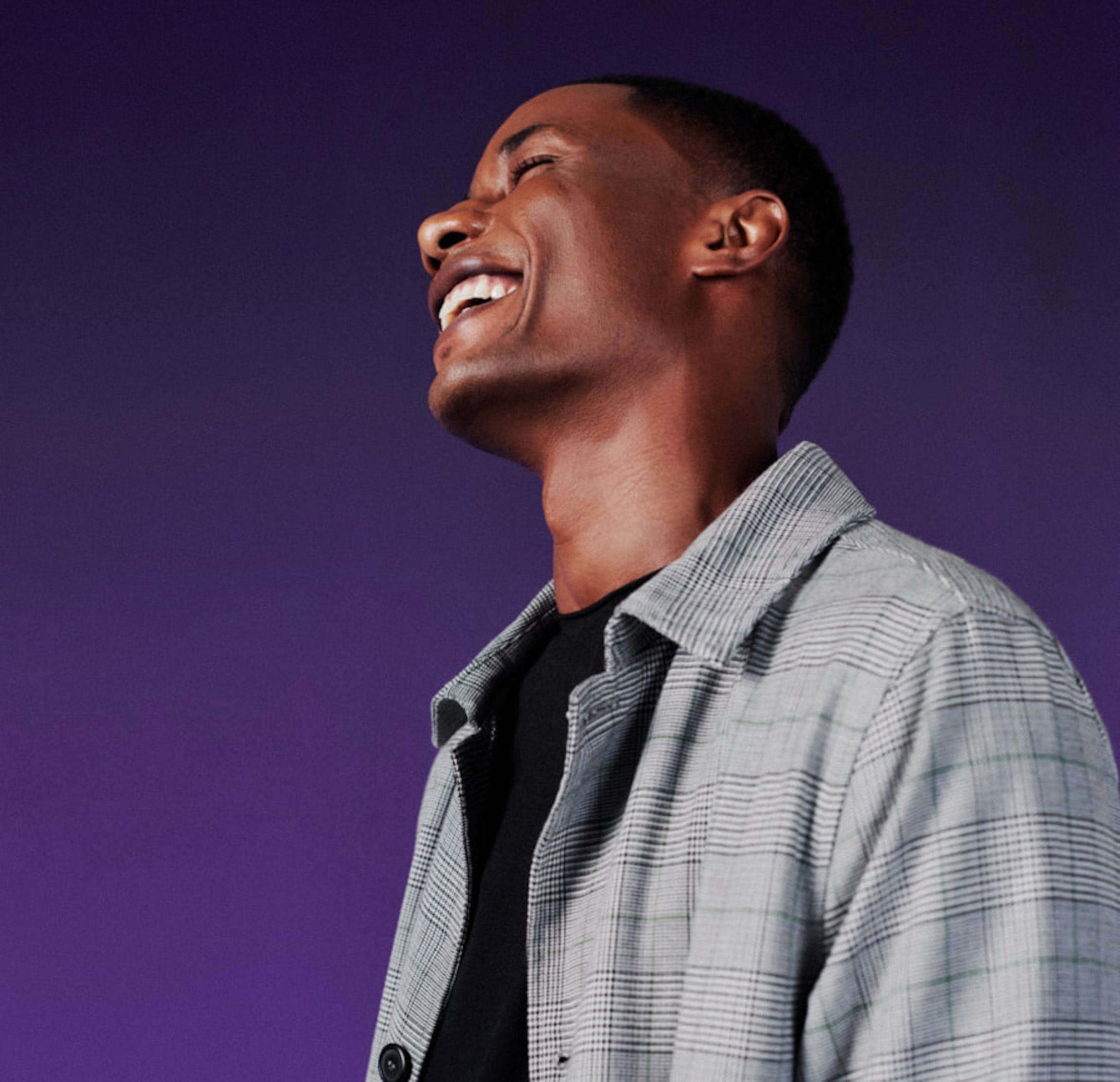 Jovem segurando um cartão de crédito